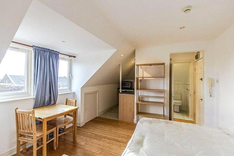 Studio to rent, Emanuel Avenue, London, W3