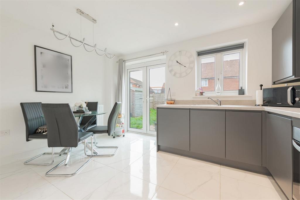 Avon Road, Southampton SO30 2 bed terraced house for sale £300,000