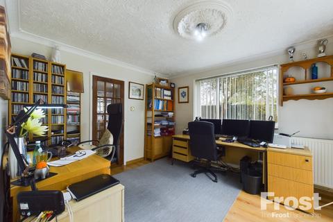 28 Garden Close, Ashford, TW15 1LH