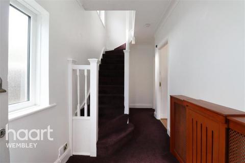 3 bedroom semi-detached house to rent, West Court