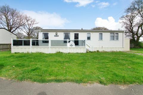 3 bedroom lodge for sale, London Road, Clacton-On-Sea CO16