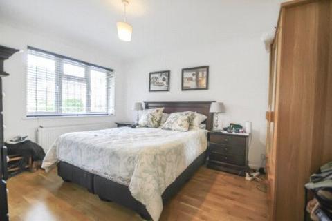 4 bedroom detached house to rent, Woking, Surrey GU22