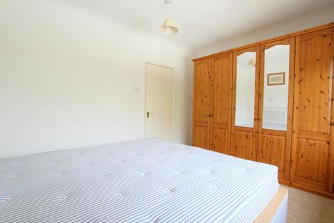 3 bedroom maisonette to rent, Cambridge Road, London SW20