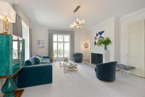 4 bedroom flat to rent, Portland Place, Marylebone, London, W1B