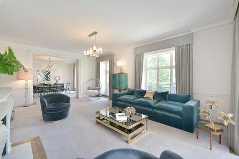 4 bedroom flat to rent, Portland Place, Marylebone, London, W1B