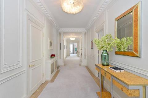 4 bedroom flat to rent, Portland Place, Marylebone, London, W1B