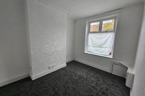 2 bedroom terraced house to rent, Ashton Road, Oldham