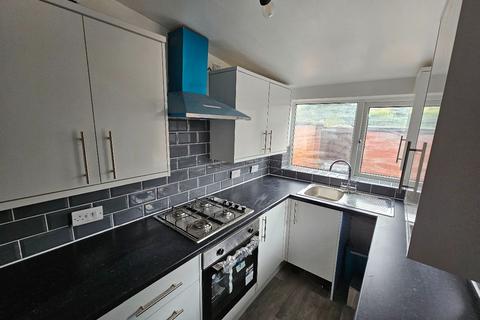 2 bedroom terraced house to rent, Ashton Road, Oldham