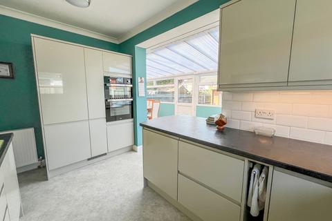 2 bedroom semi-detached bungalow for sale, Oaken Grange Drive, Southend-on-Sea