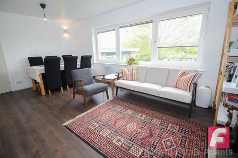 3 bedroom flat for sale, By The Wood, Carpenders Park