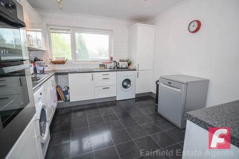 3 bedroom flat for sale, By The Wood, Carpenders Park