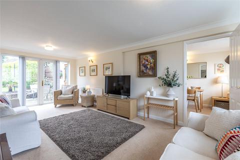 25 Coombe Drive, Addlestone, KT15 1DD