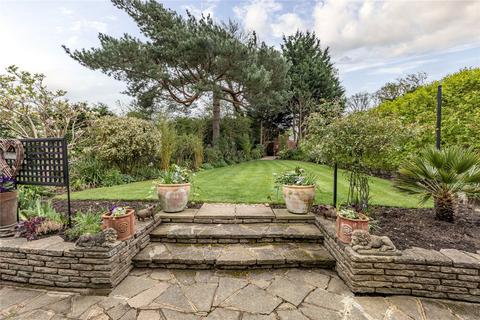 25 Coombe Drive, Addlestone, KT15 1DD