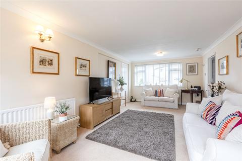 25 Coombe Drive, Addlestone, KT15 1DD