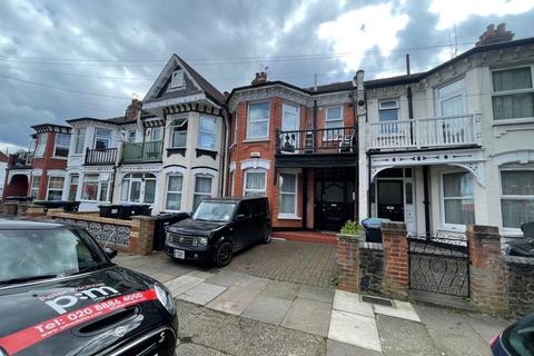 2 bedroom flat to rent, Melbourne Avenue, Palmers Green