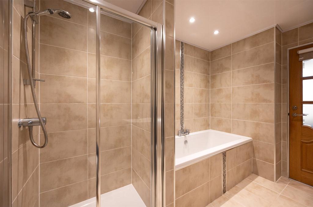 Family Bathroom 1