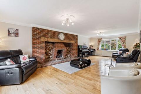 4 bedroom detached house for sale, High street, Eggington