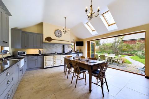 4 bedroom detached house for sale, Main Road, Newton Regis