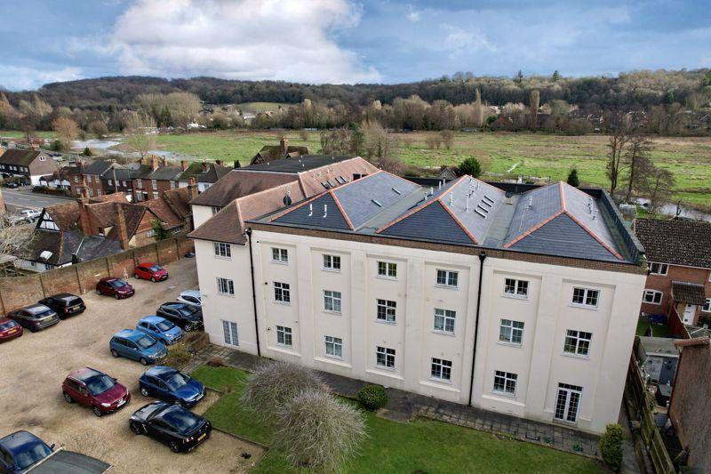 Meadrow, Godalming 2 bed apartment £350,000