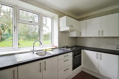 3 bedroom flat to rent, Grove Avenue, Pinner