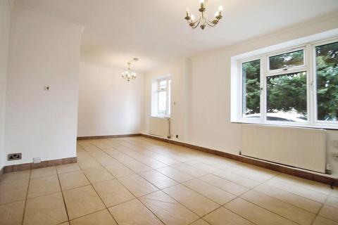3 bedroom flat to rent, Grove Avenue, Pinner