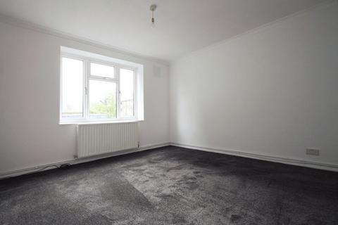 3 bedroom flat to rent, Grove Avenue, Pinner