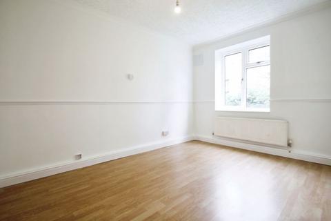3 bedroom flat to rent, Grove Avenue, Pinner