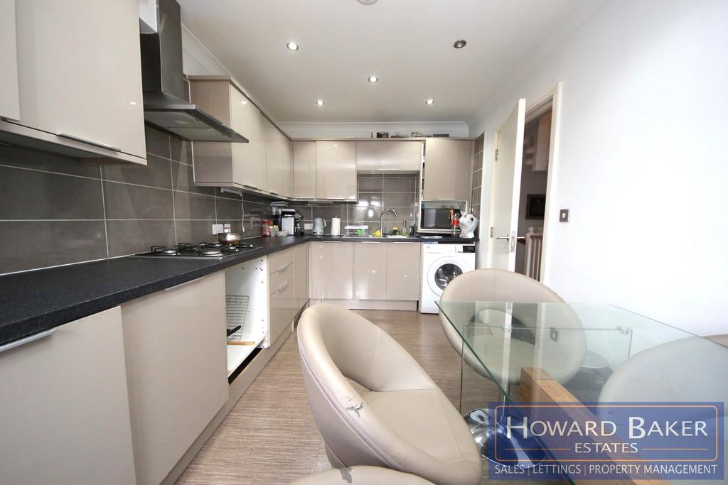 Hatch End, Pinner 1 bed in a house share to rent £850 pcm (£196 pw)