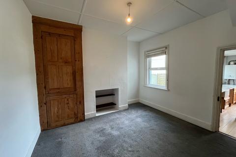 3 bedroom terraced house to rent, Latimer Road