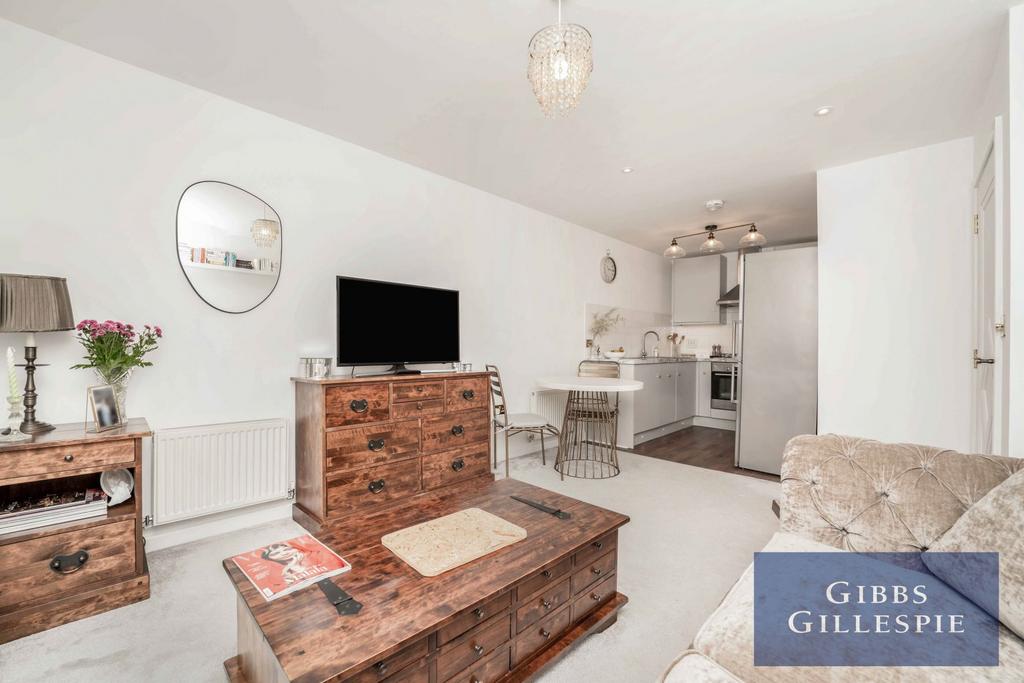 Glade Court, Harefield Road... 1 bed apartment £1,450 pcm (£335 pw)