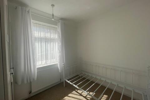 2 bedroom maisonette to rent, Vale Drive Southampton SO18