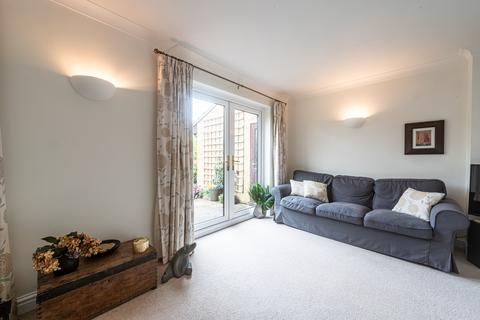 8 Borderside, Yateley, GU46 6LJ
