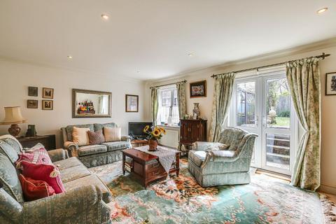 5 Spire Place, Warlingham, CR6 9LW