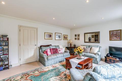 5 Spire Place, Warlingham, CR6 9LW
