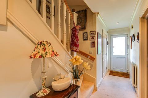 5 Spire Place, Warlingham, CR6 9LW