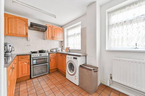 2 bedroom maisonette to rent, Warner Road, Camberwell, London, SE5