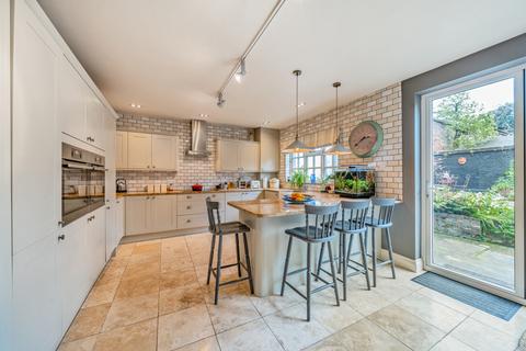 21 Queens Road, Datchet, Slough, SL3 9BN