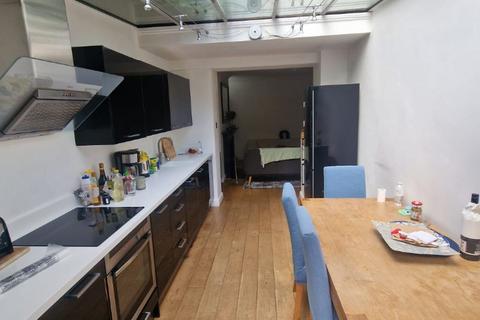 2 bedroom apartment to rent, Edith Road,London