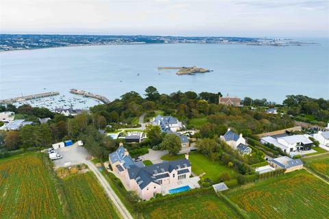 8 bedroom detached house for sale, Rustic Charm Meets Contemporary Elegance, A Beautifully Renovated Farmhouse