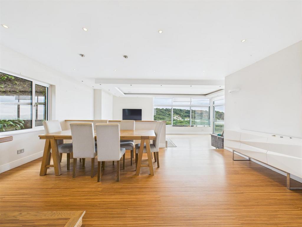 CAM04099 G0-PR0146-STILL010.jpg