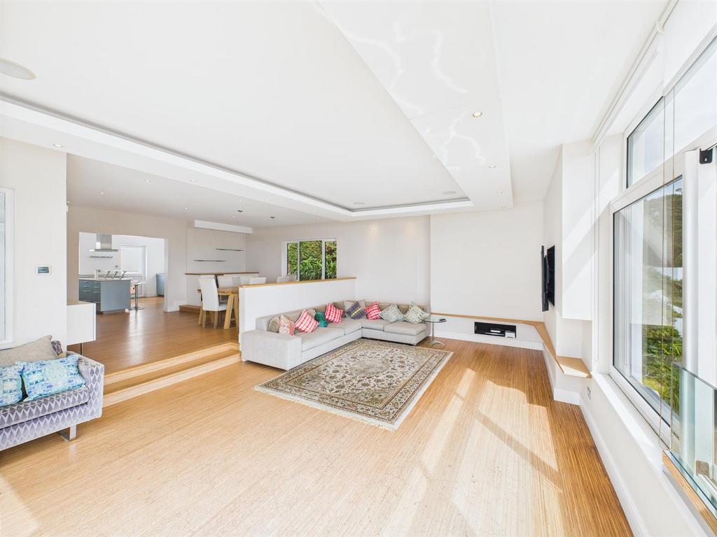 CAM04099 G0-PR0146-STILL017.jpg