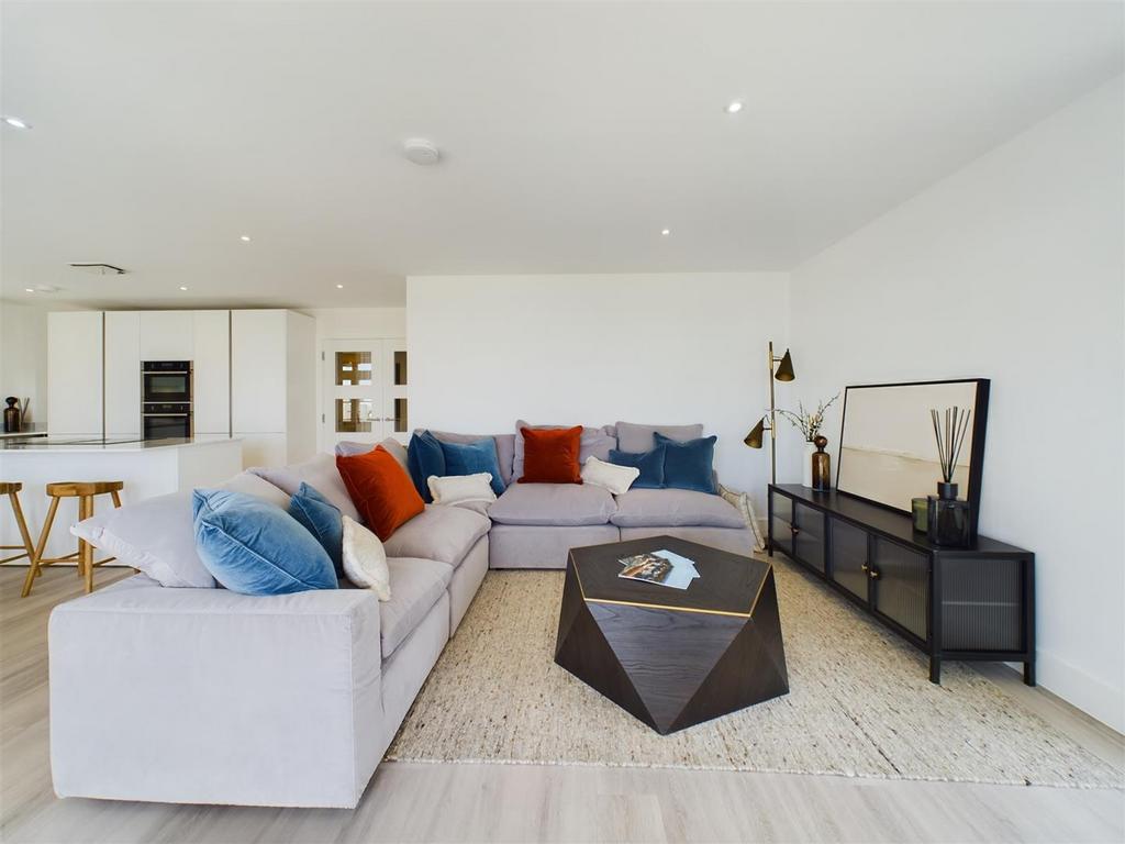 CAM02007 G0-PR0217-STILL007.jpg