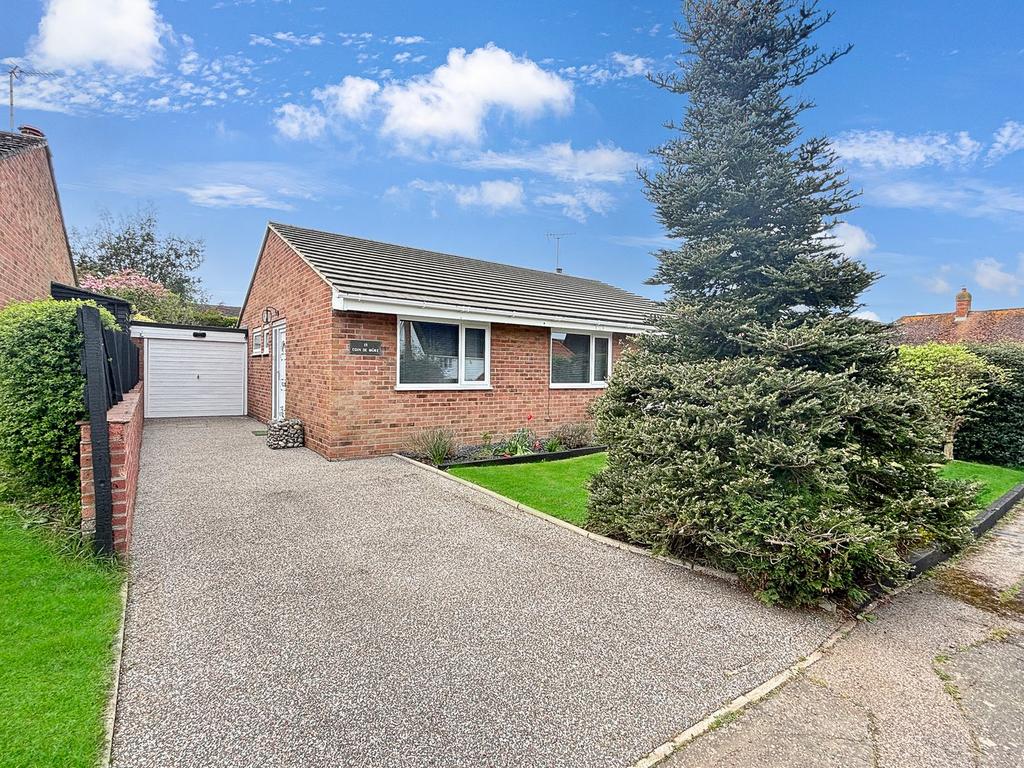 Amberley Close, Wivenhoe, Colchester... 3 bed detached bungalow for