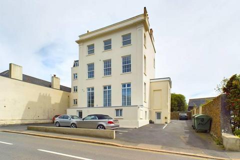 2nd Floor Light & Airy 2 Bedroom Apartment