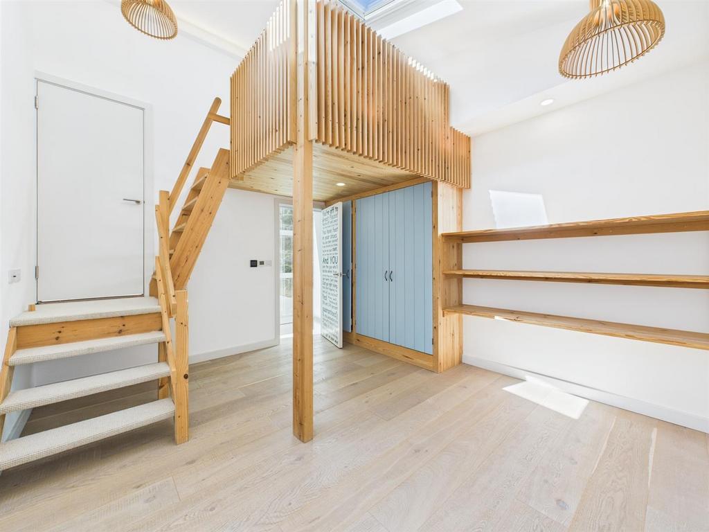 CAM04099 G0-PR0154-STILL038.jpg