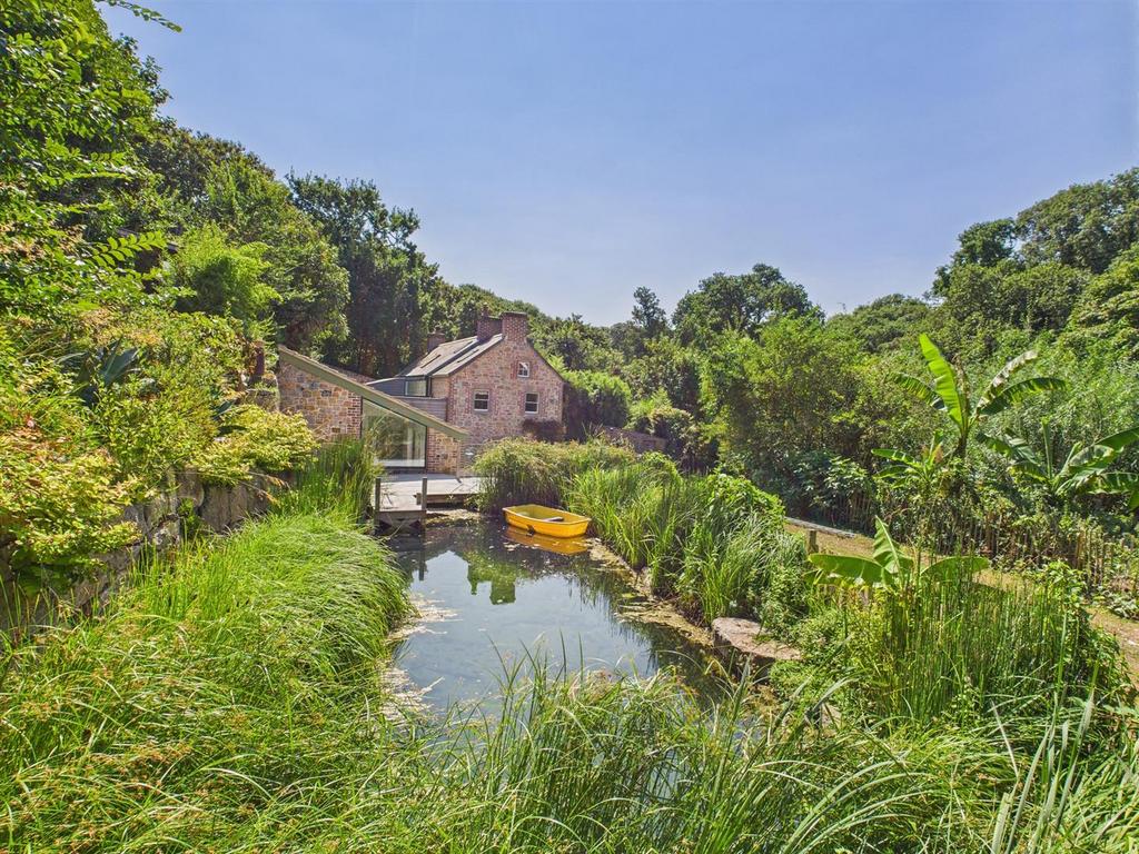 CAM04099 G0-PR0154-STILL016.jpg