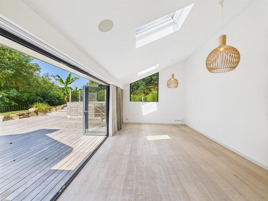 CAM04099 G0-PR0154-STILL029.jpg