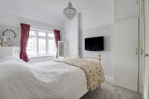 59 Adalia Crescent, Leigh-on-sea, SS9 3ST