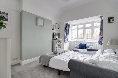 59 Adalia Crescent, Leigh-on-sea, SS9 3ST