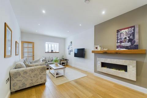 3 bedroom terraced house for sale, A Luxurious & Comfortable Living Experience.